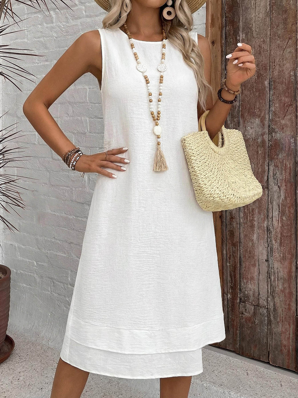 Vestido Midi Minimalista com Gola Redonda e Bainha Assimétrica - La Lecce