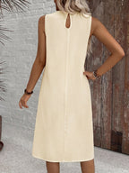 Vestido Midi Minimalista com Gola Redonda e Bainha Assimétrica - La Lecce