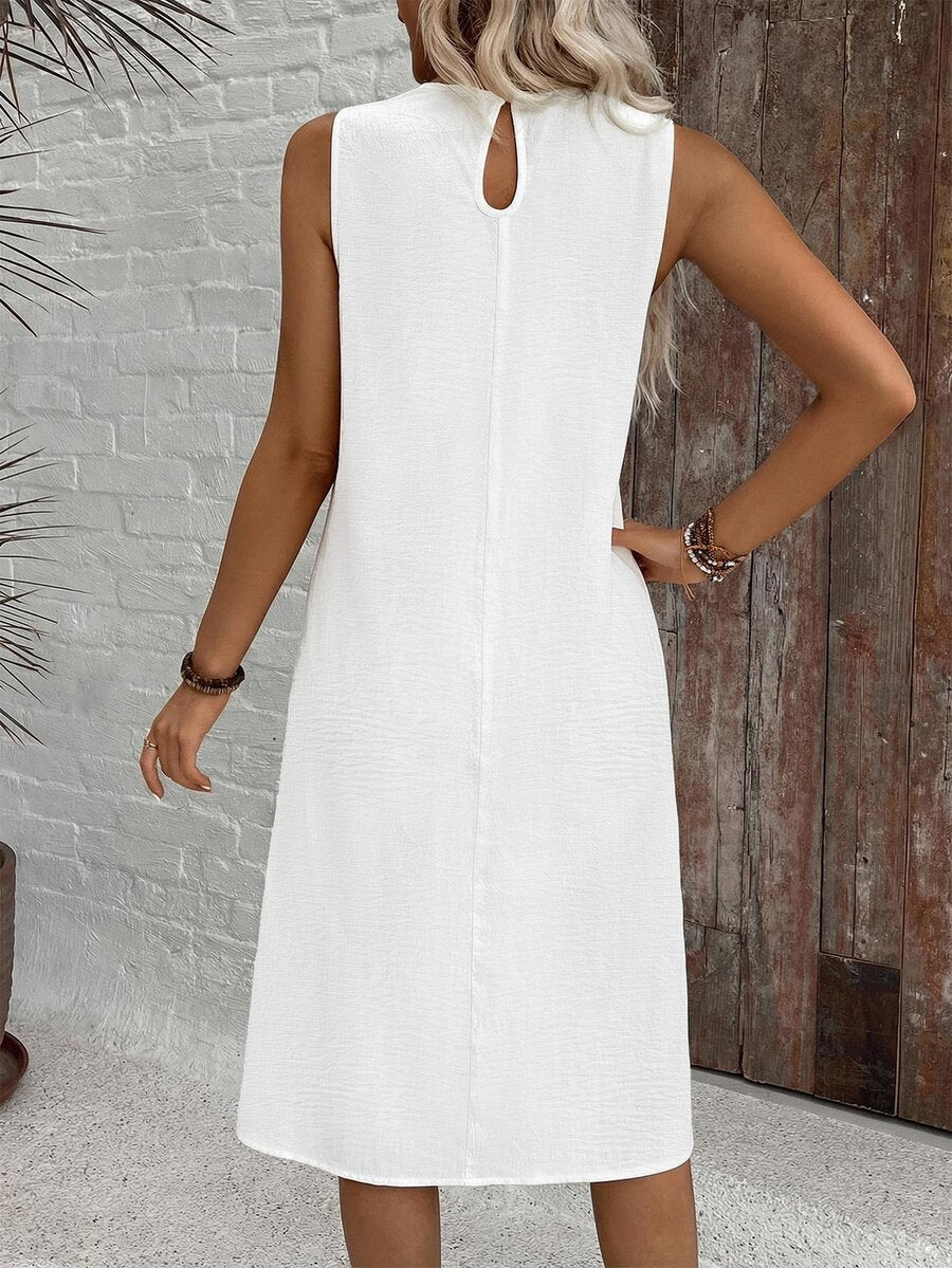 Vestido Midi Minimalista com Gola Redonda e Bainha Assimétrica - La Lecce