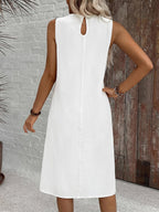 Vestido Midi Minimalista com Gola Redonda e Bainha Assimétrica - La Lecce