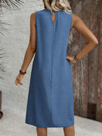Vestido Midi Minimalista com Gola Redonda e Bainha Assimétrica - La Lecce