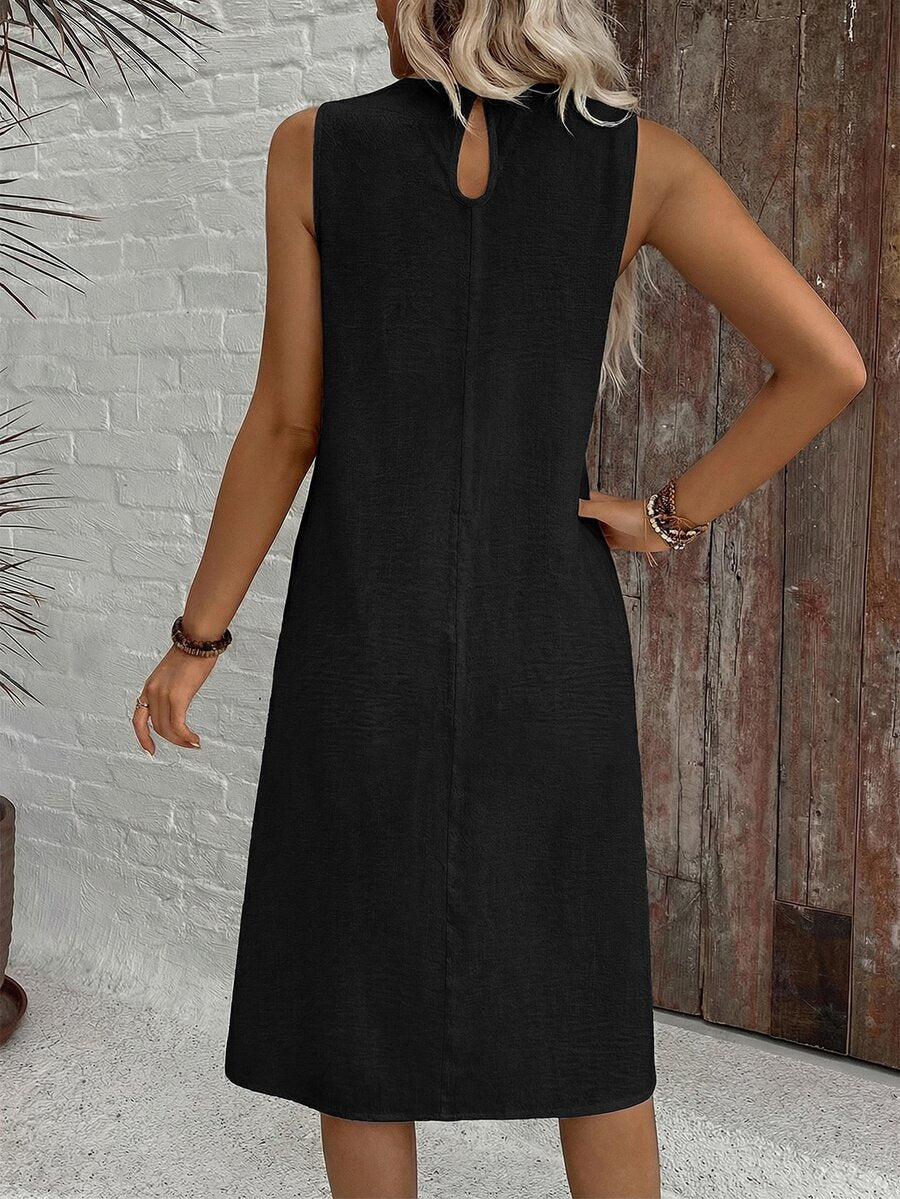 Vestido Midi Minimalista com Gola Redonda e Bainha Assimétrica - La Lecce
