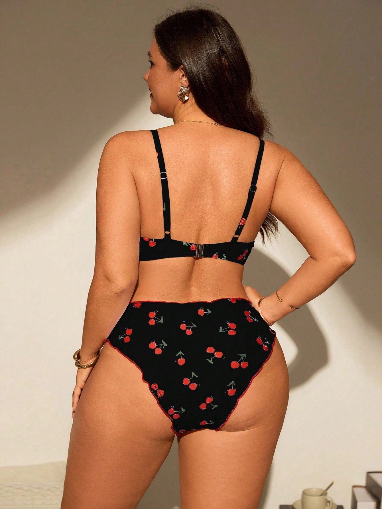 Biquíni Plus Size Decote V com Contraste