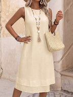 Vestido Midi Minimalista com Gola Redonda e Bainha Assimétrica - La Lecce