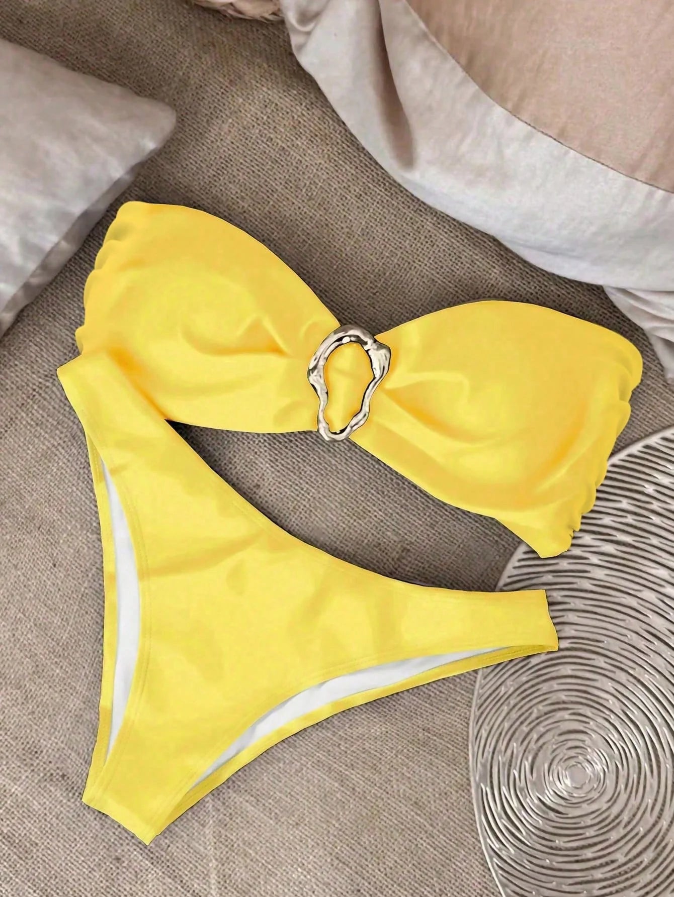Biquíni Bandeau com Anel e Corte Alto - imagem 1