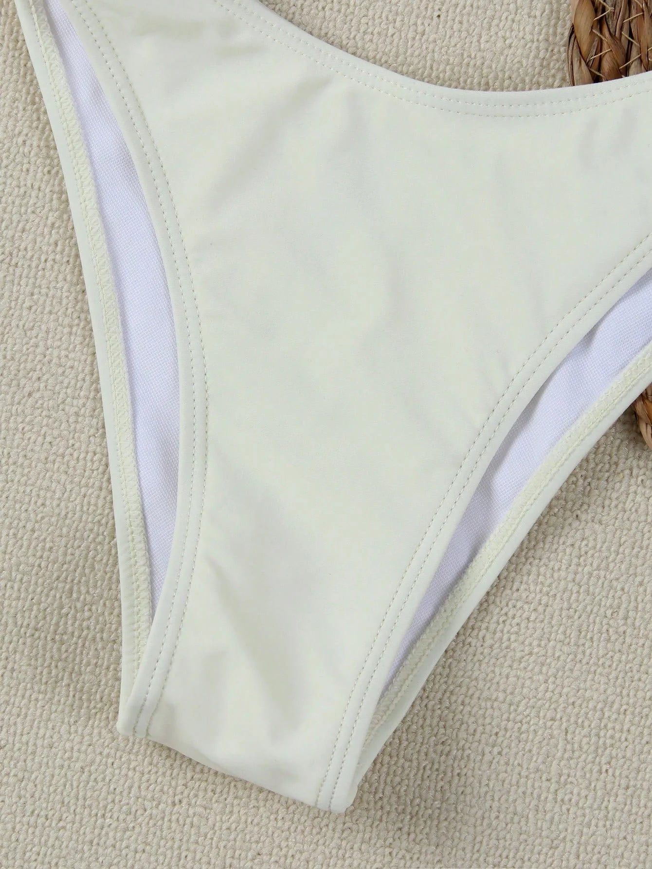 Biquíni Bandeau com Anel e Corte Alto - imagem 15
