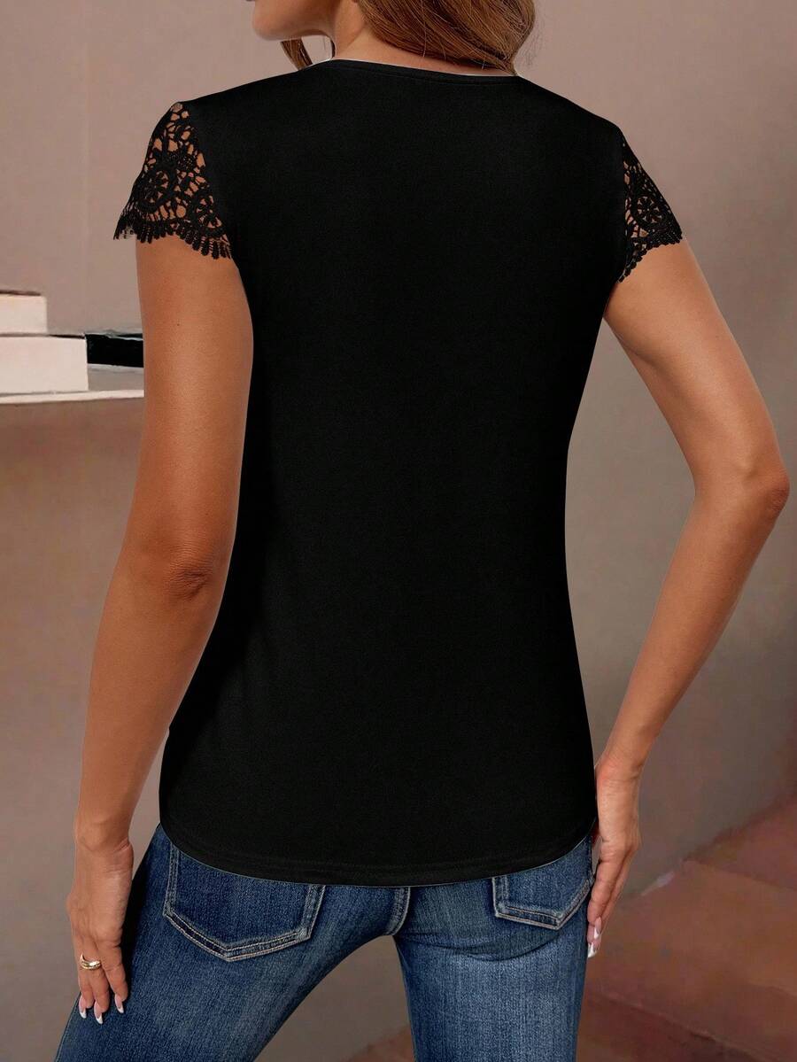 Camiseta Decote V com Aplicação de Renda IMG 14