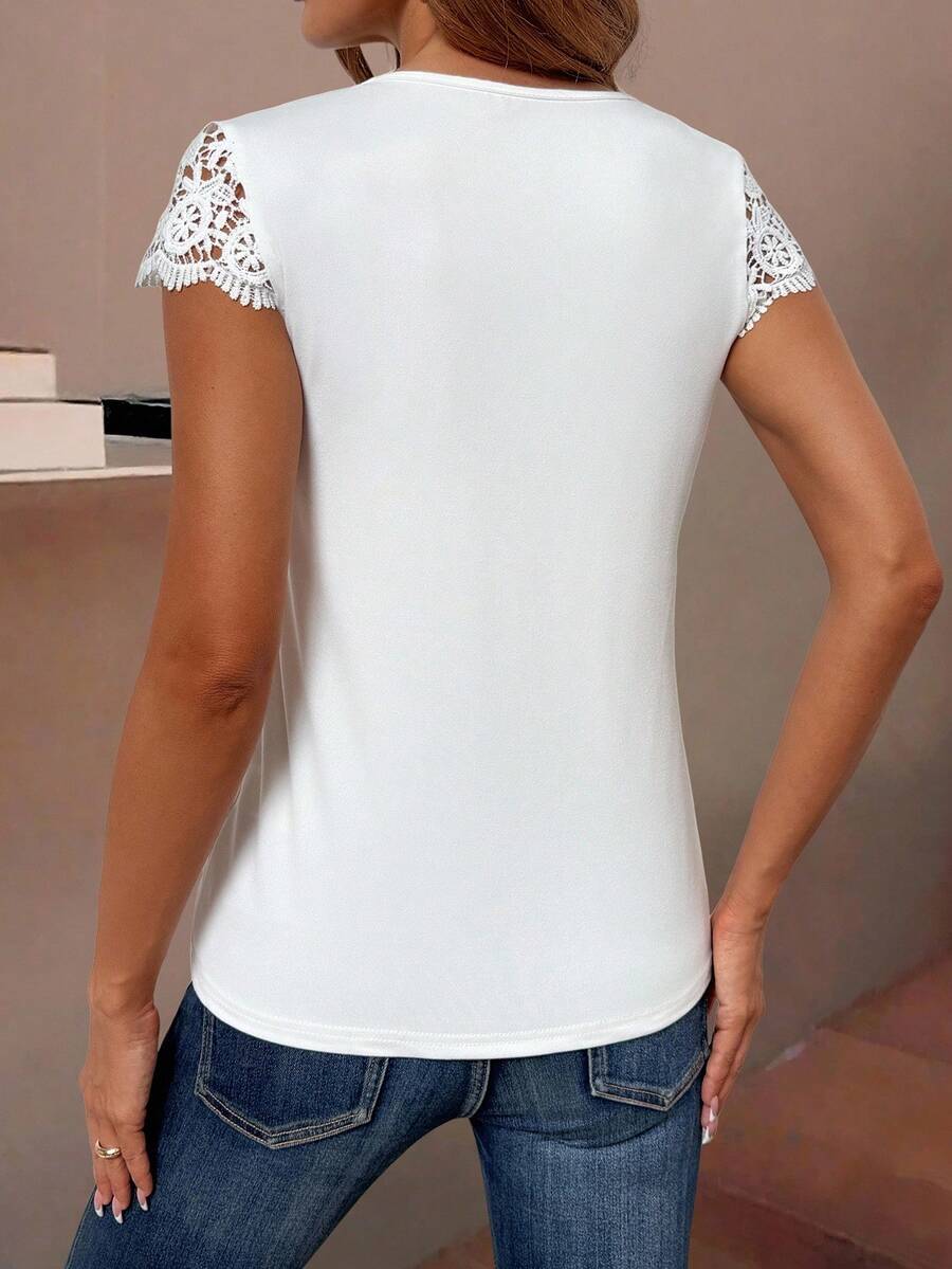 Camiseta Decote V com Aplicação de Renda IMG 2