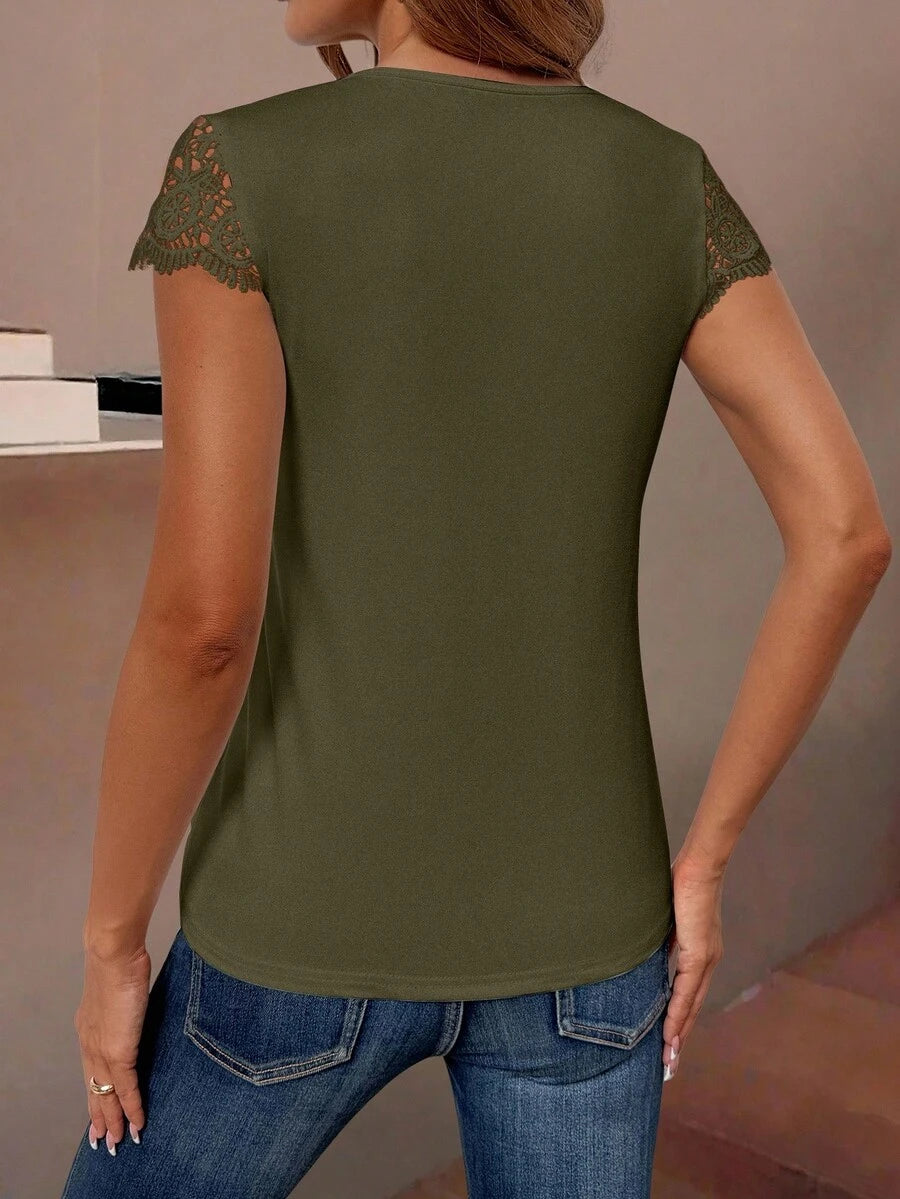 Camiseta Decote V com Aplicação de Renda IMG 21