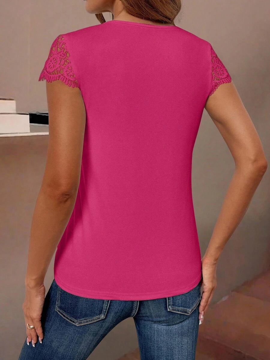 Camiseta Decote V com Aplicação de Renda IMG 29