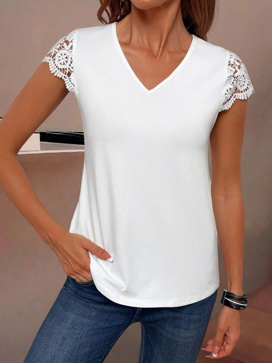 Camiseta Decote V com Aplicação de Renda IMG 3