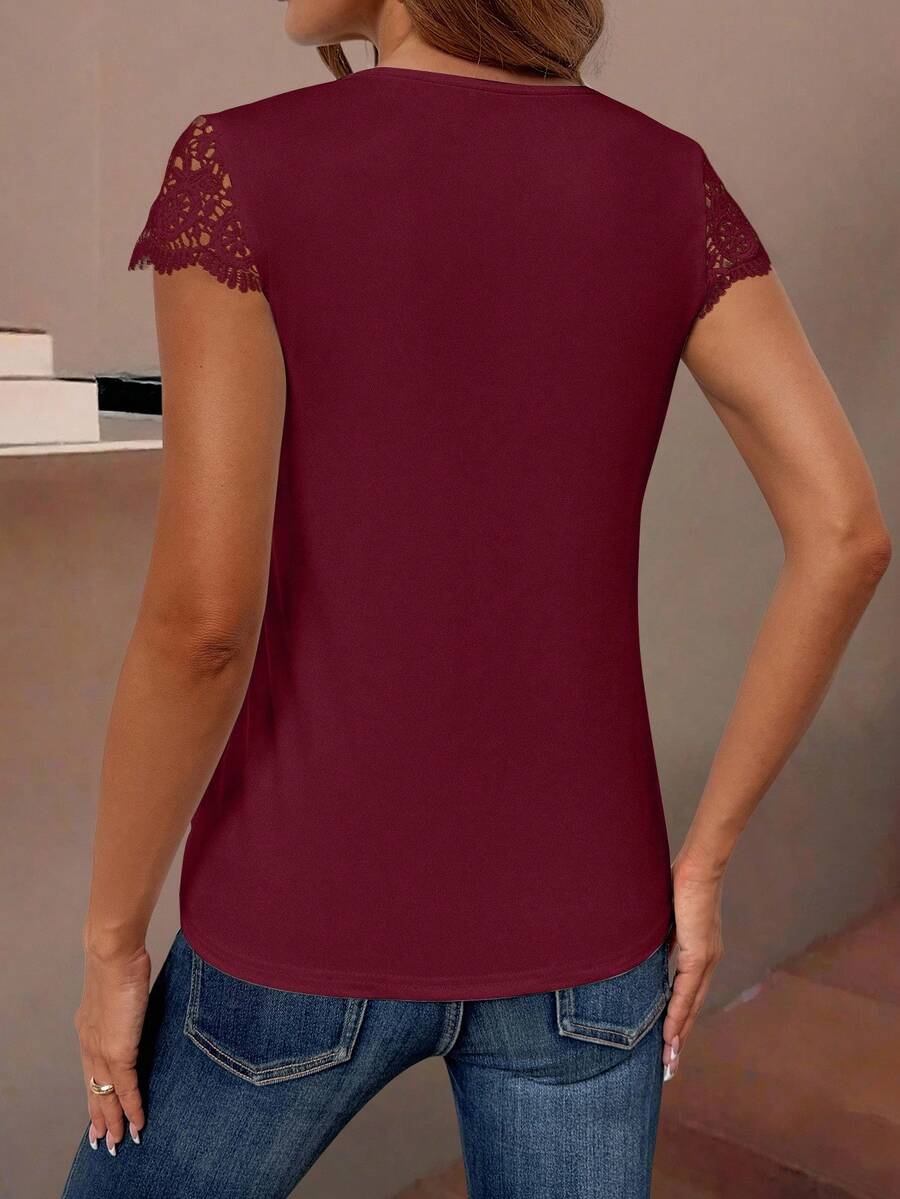 Camiseta Decote V com Aplicação de Renda IMG 37