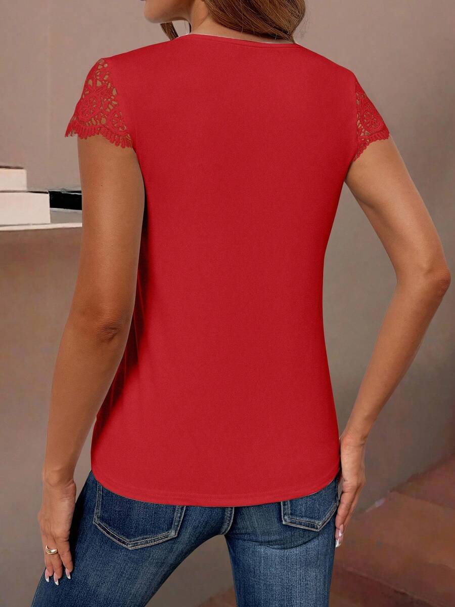 Camiseta Decote V com Aplicação de Renda IMG 44