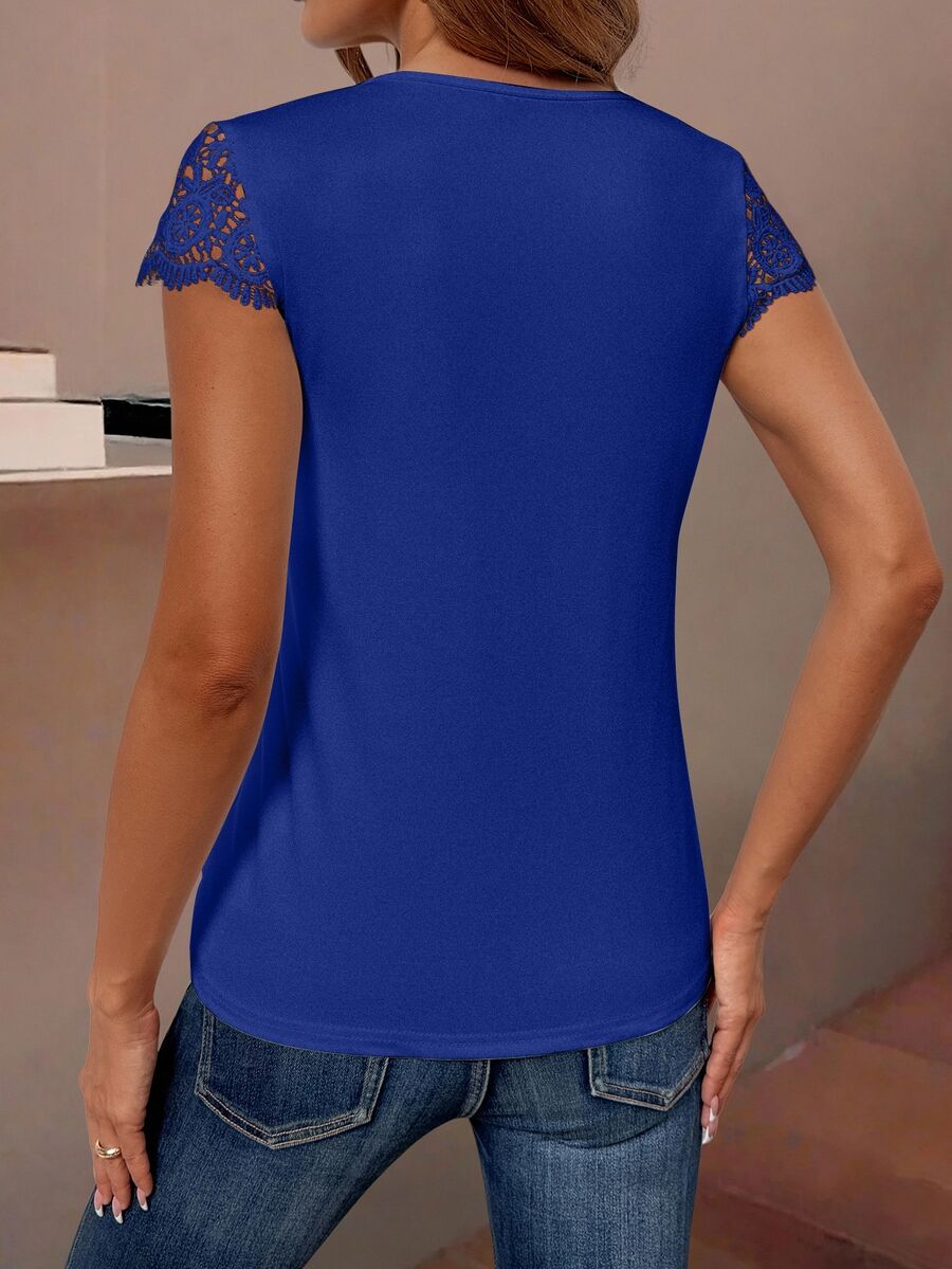 Camiseta Decote V com Aplicação de Renda IMG 52