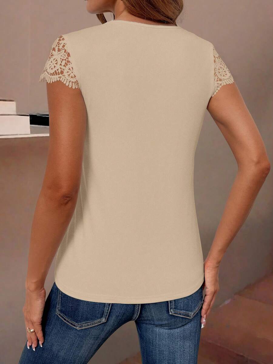 Camiseta Decote V com Aplicação de Renda IMG 60