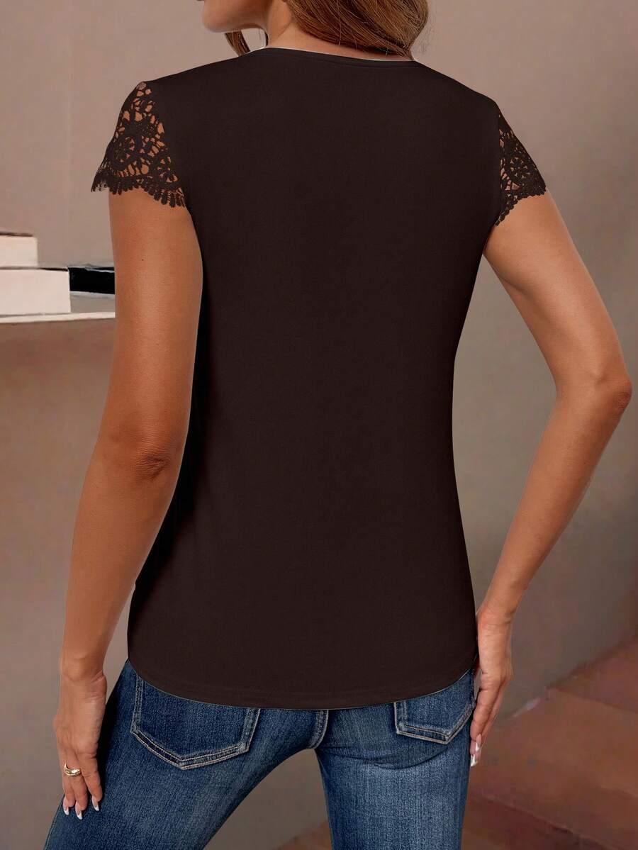 Camiseta Decote V com Aplicação de Renda IMG 65