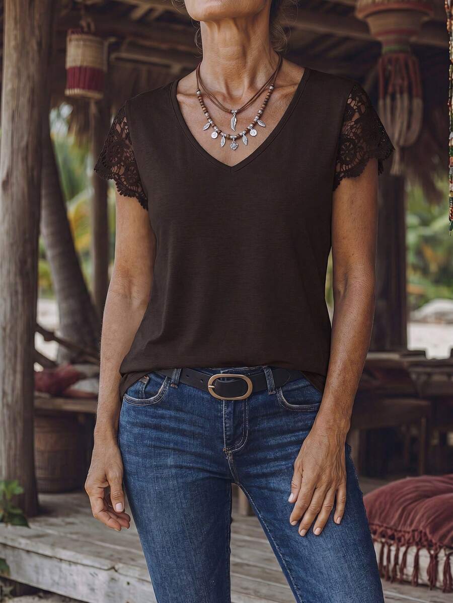 Camiseta Decote V com Aplicação de Renda IMG 66