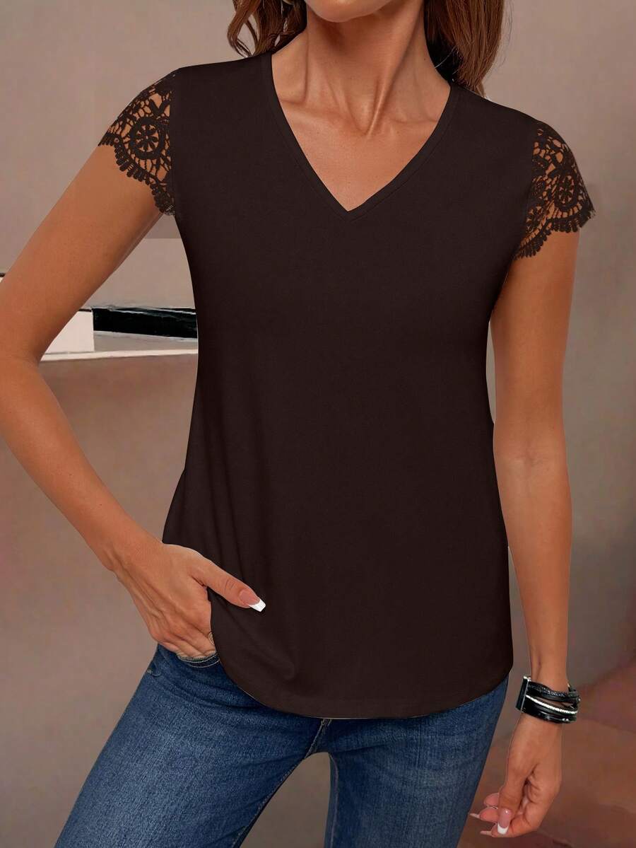 Camiseta Decote V com Aplicação de Renda IMG 69