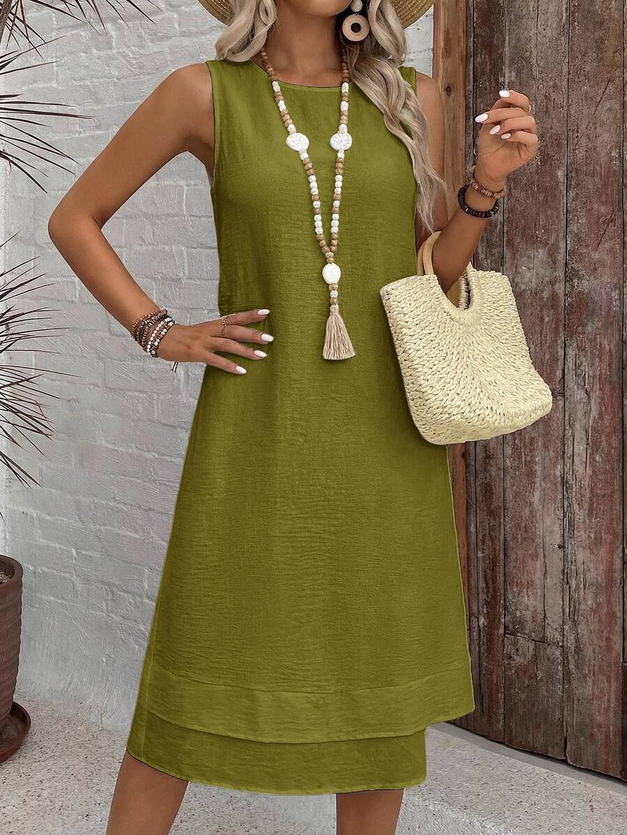 Vestido Midi Minimalista com Gola Redonda e Bainha Assimétrica - La Lecce