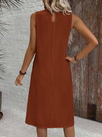 Vestido Midi Minimalista com Gola Redonda e Bainha Assimétrica - La Lecce