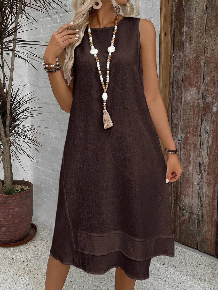 Vestido Midi Minimalista com Gola Redonda e Bainha Assimétrica - La Lecce