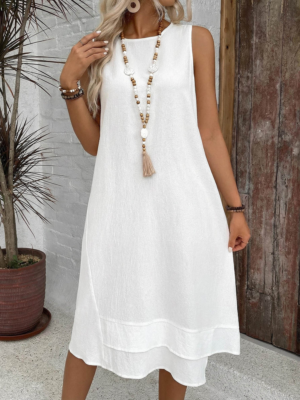 Vestido Midi Minimalista com Gola Redonda e Bainha Assimétrica - La Lecce