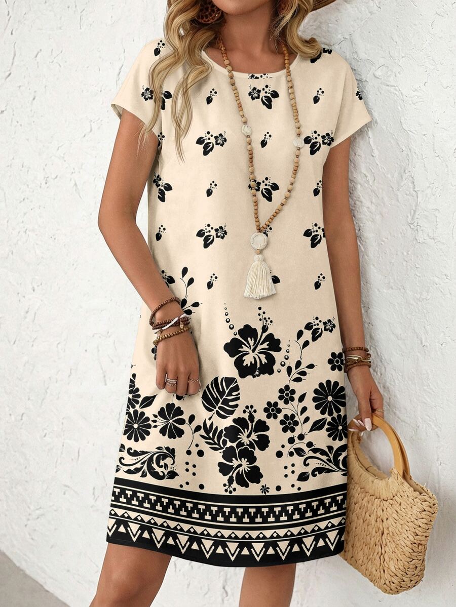 Vestido Curto Estilo Camiseta com Estampa Geométrica - La Lecce