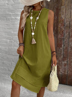 Vestido Midi Minimalista com Gola Redonda e Bainha Assimétrica - La Lecce