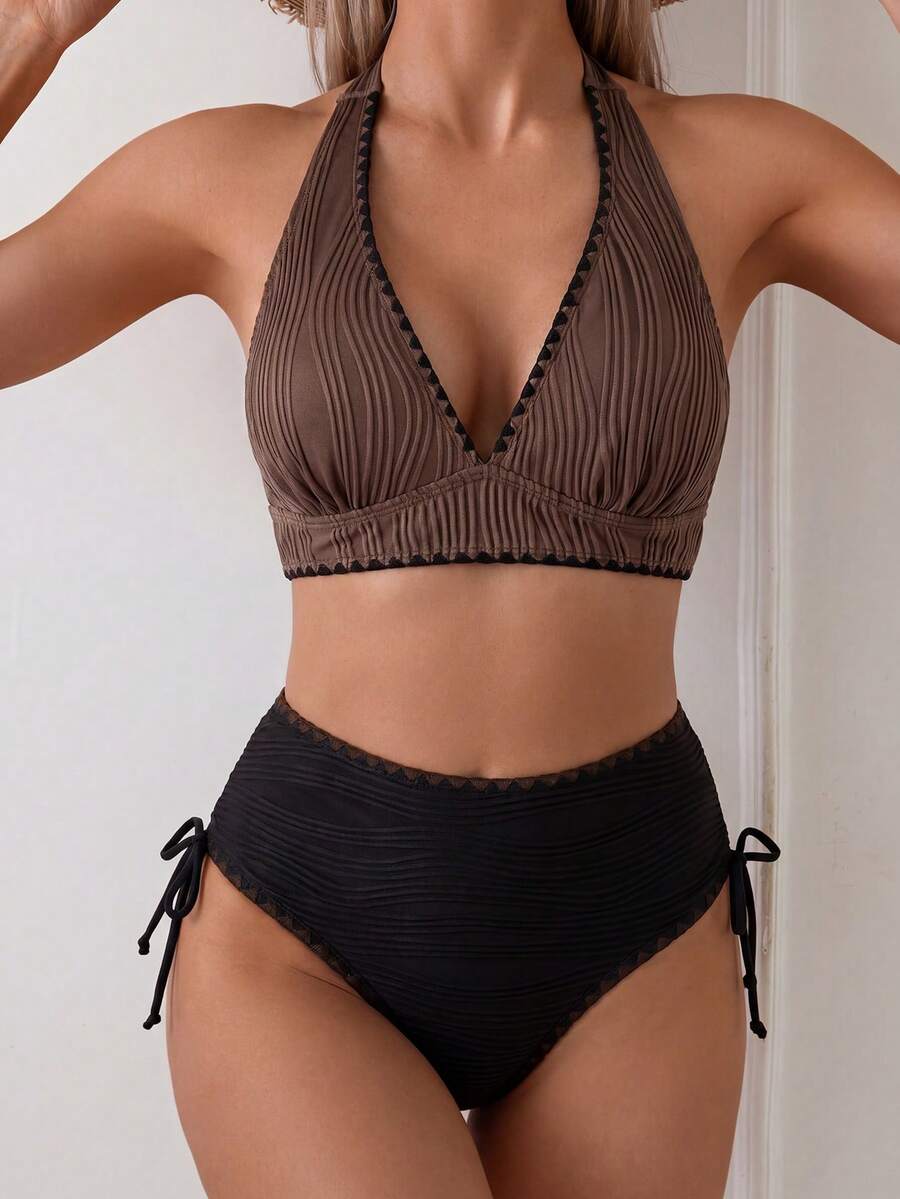 Conjunto de Biquíni Texturizado com Decote Halter e Amarração Lateral
