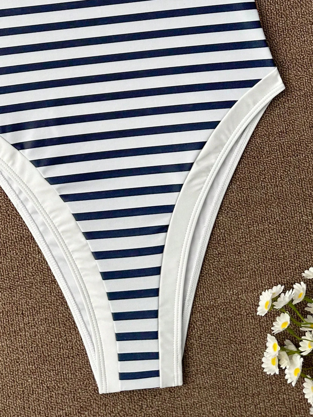 Maiô Cintura Contrastada com Decote Elegante - imagem 15