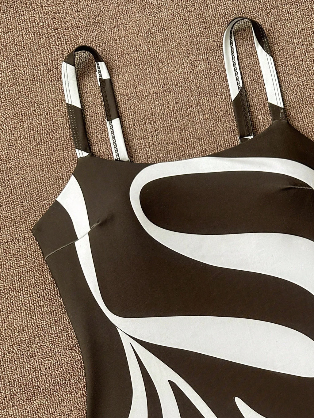Maiô Cintura Contrastada com Decote Elegante - imagem 35