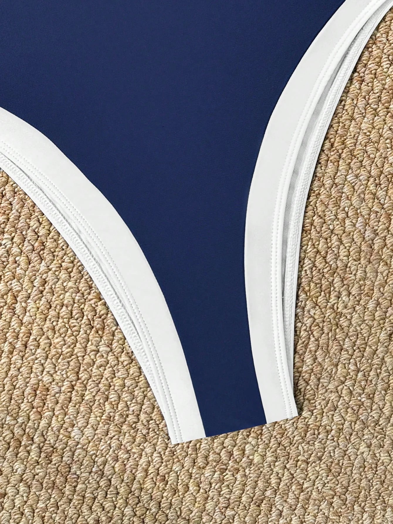 Maiô Cintura Contrastada com Decote Elegante - imagem 5