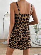 Vestido Curto Estilo Camiseta com Detalhe em Corrente - La Lecce