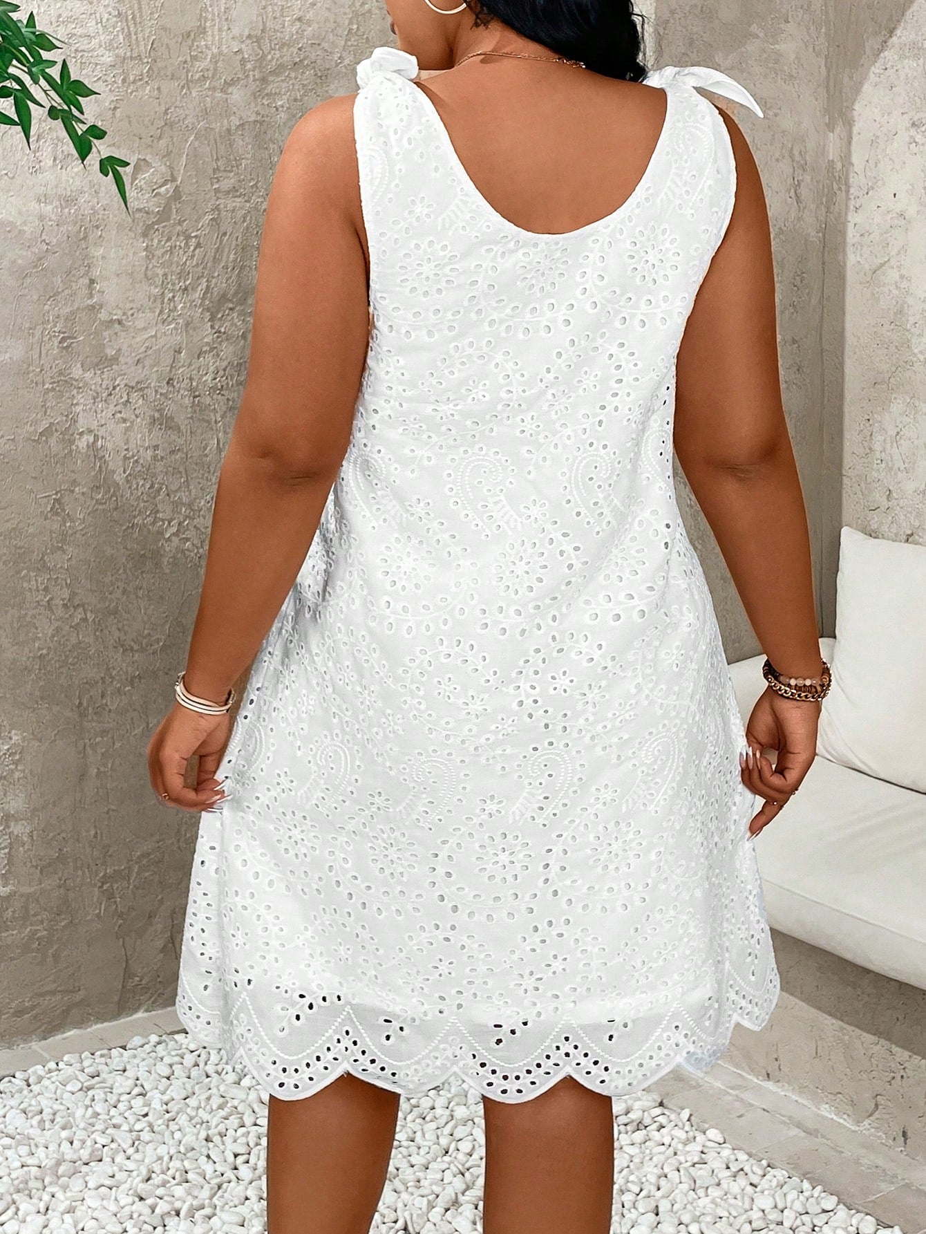 Vestido Plus Size com Bordado Ilhó