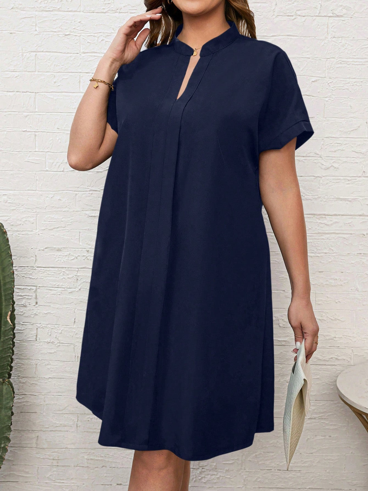Vestido Plus Size com Decote Entalhado - imagem 3