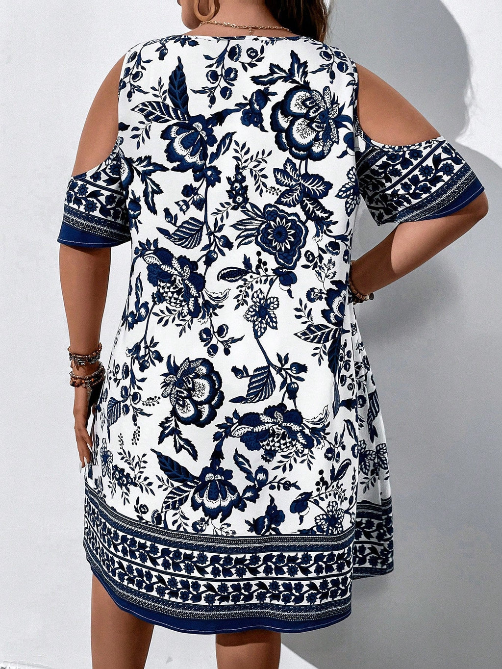Vestido Plus Size Ombro à Mostra