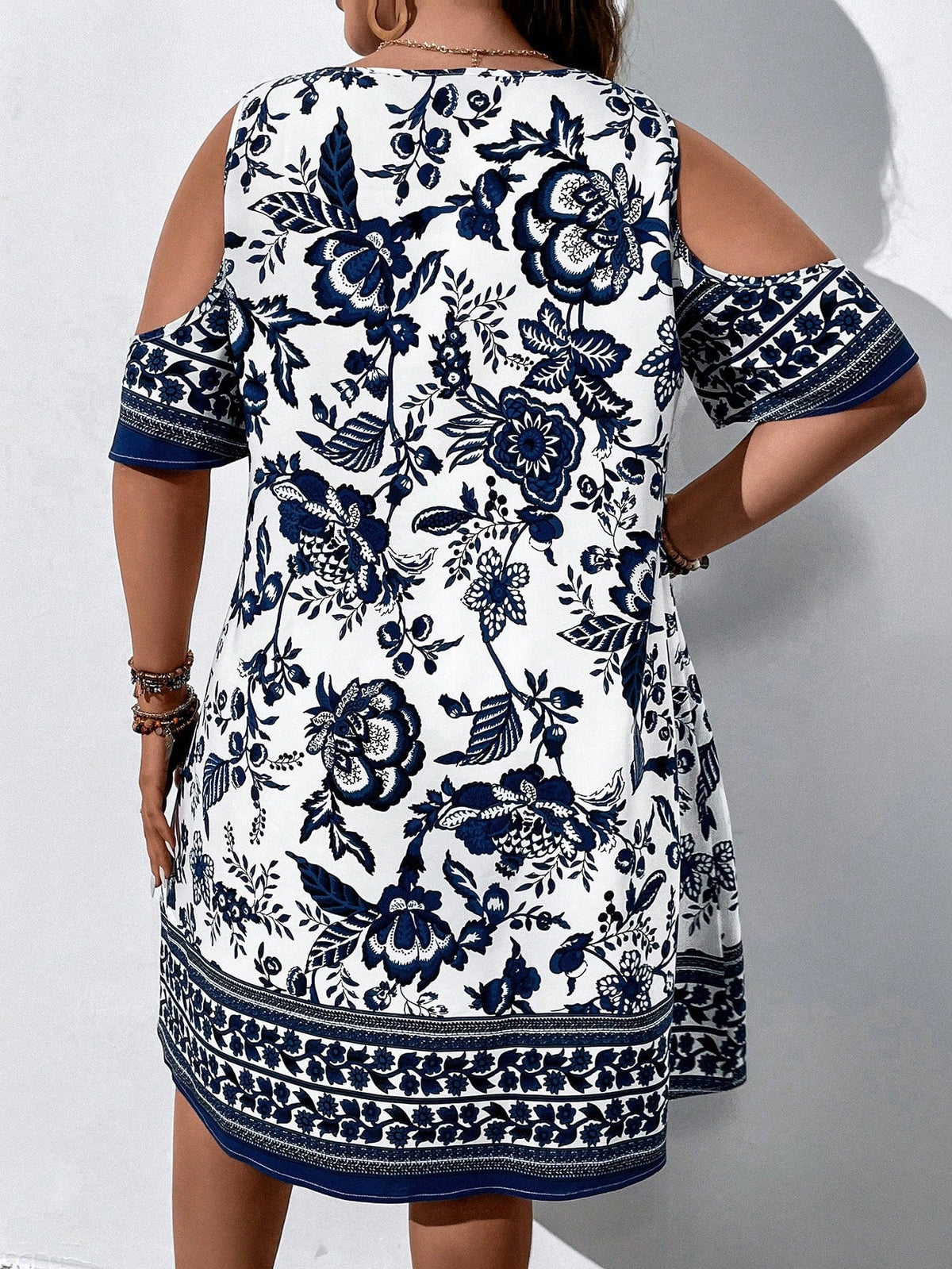Vestido Plus Size Ombro à Mostra