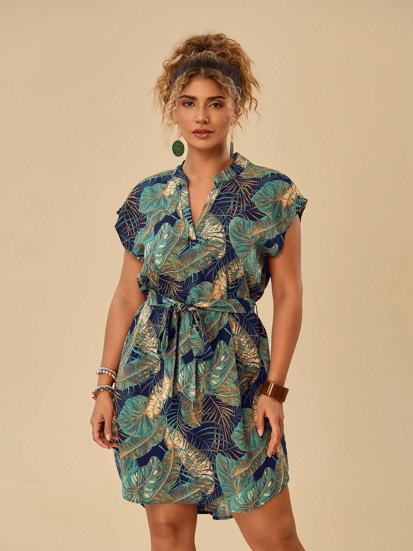 Vestido Plus Size Tropical com Cinto - imagem 1