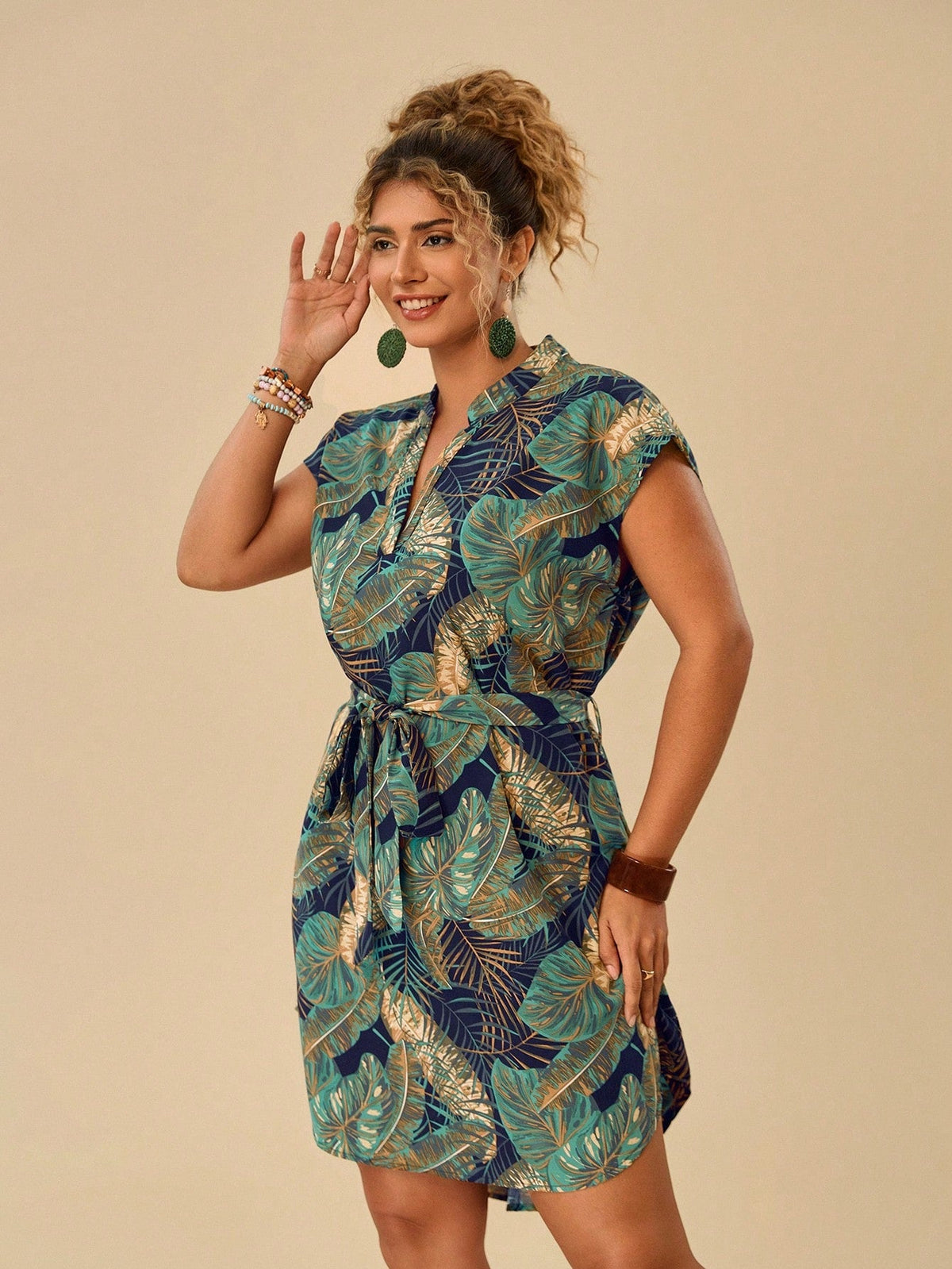 Vestido Plus Size Tropical com Cinto